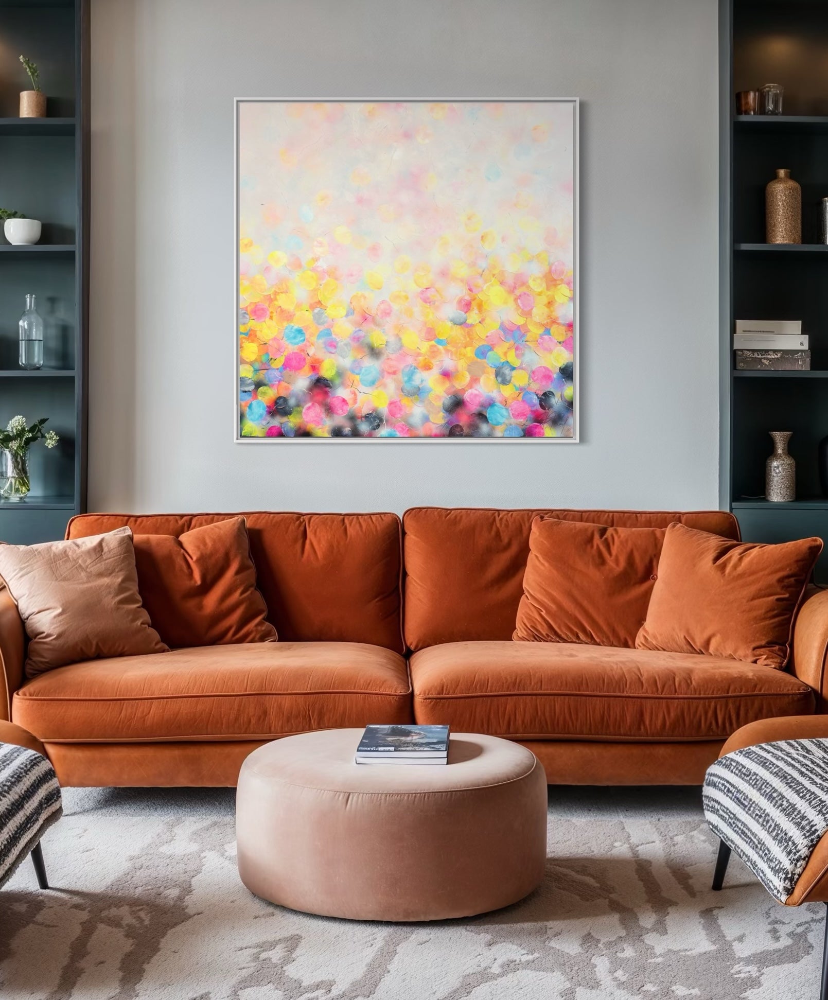 Großformatiges abstraktes Kunstwerk in bunten Tönen inszeniert in hellem, modernen Wohnrau