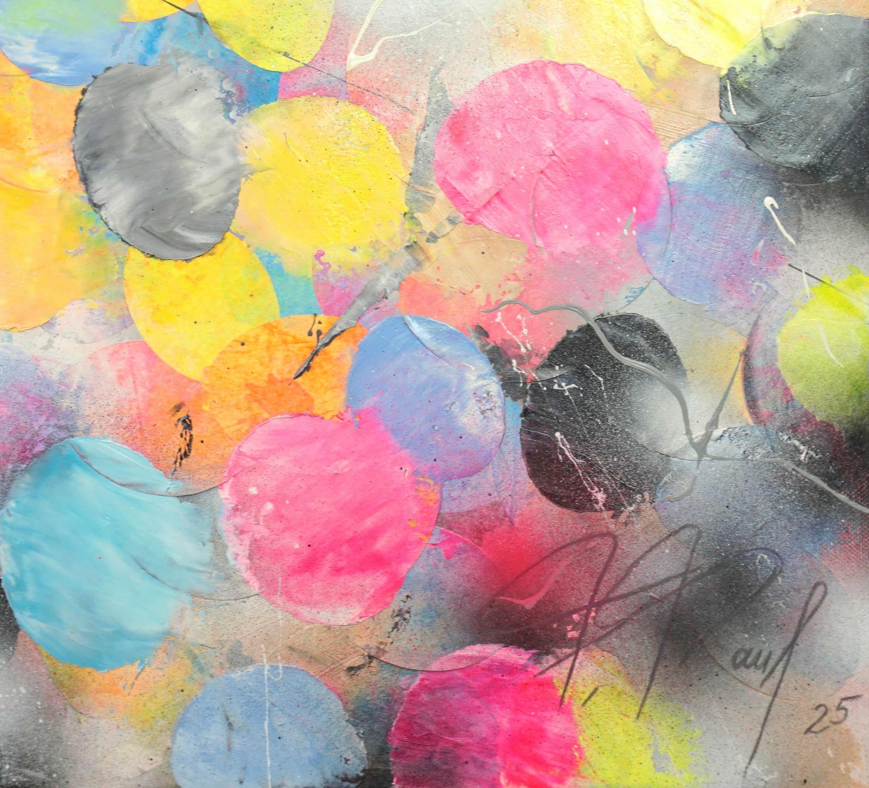 Nahaufnahme der strukturierten Oberfläche mit Reispapier und Signatur des Künstlers unten 