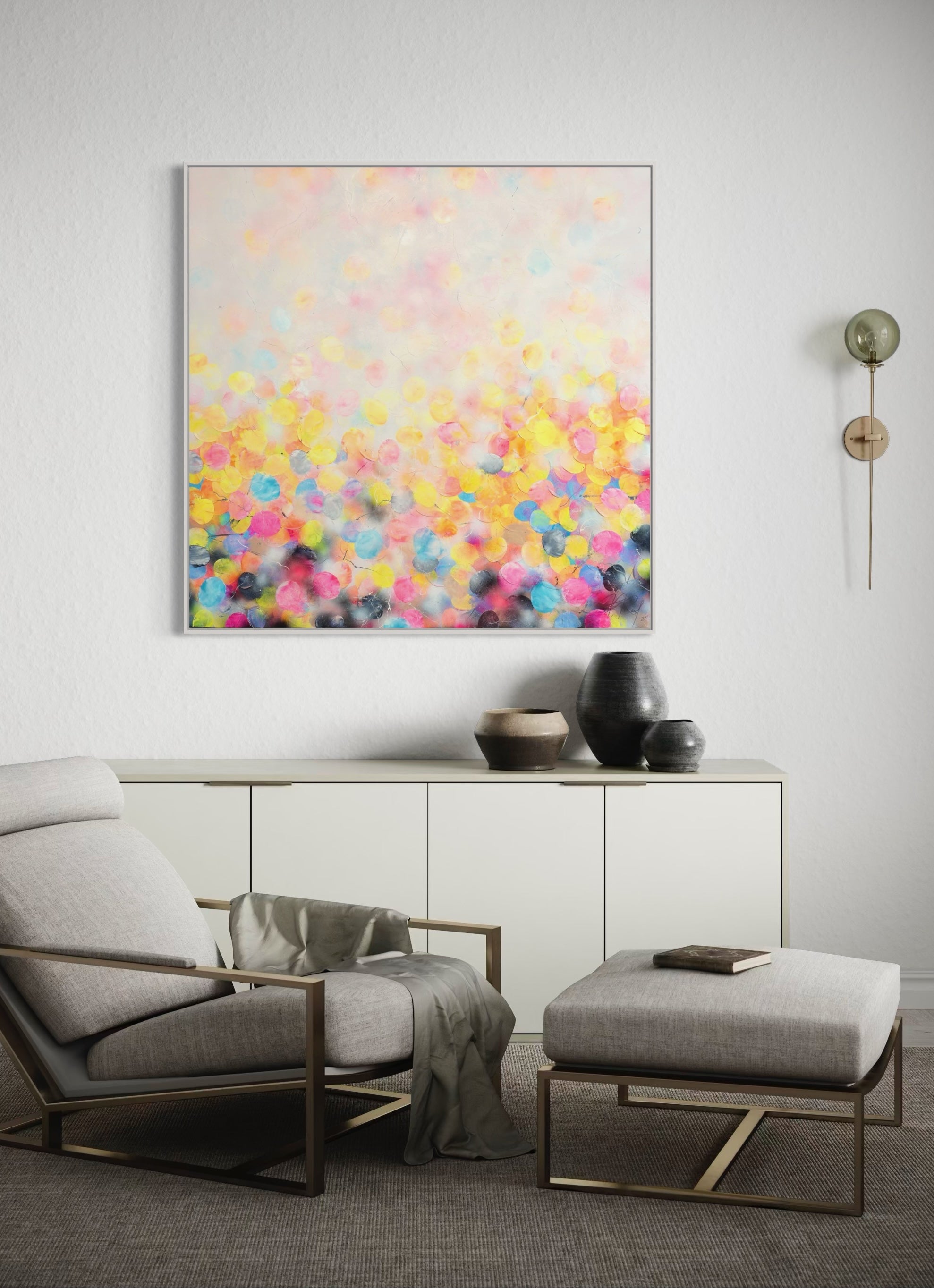 Großformatiges abstraktes Kunstwerk in Gelb Blau Rosa Tönen inszeniert in  modernen Wohnra