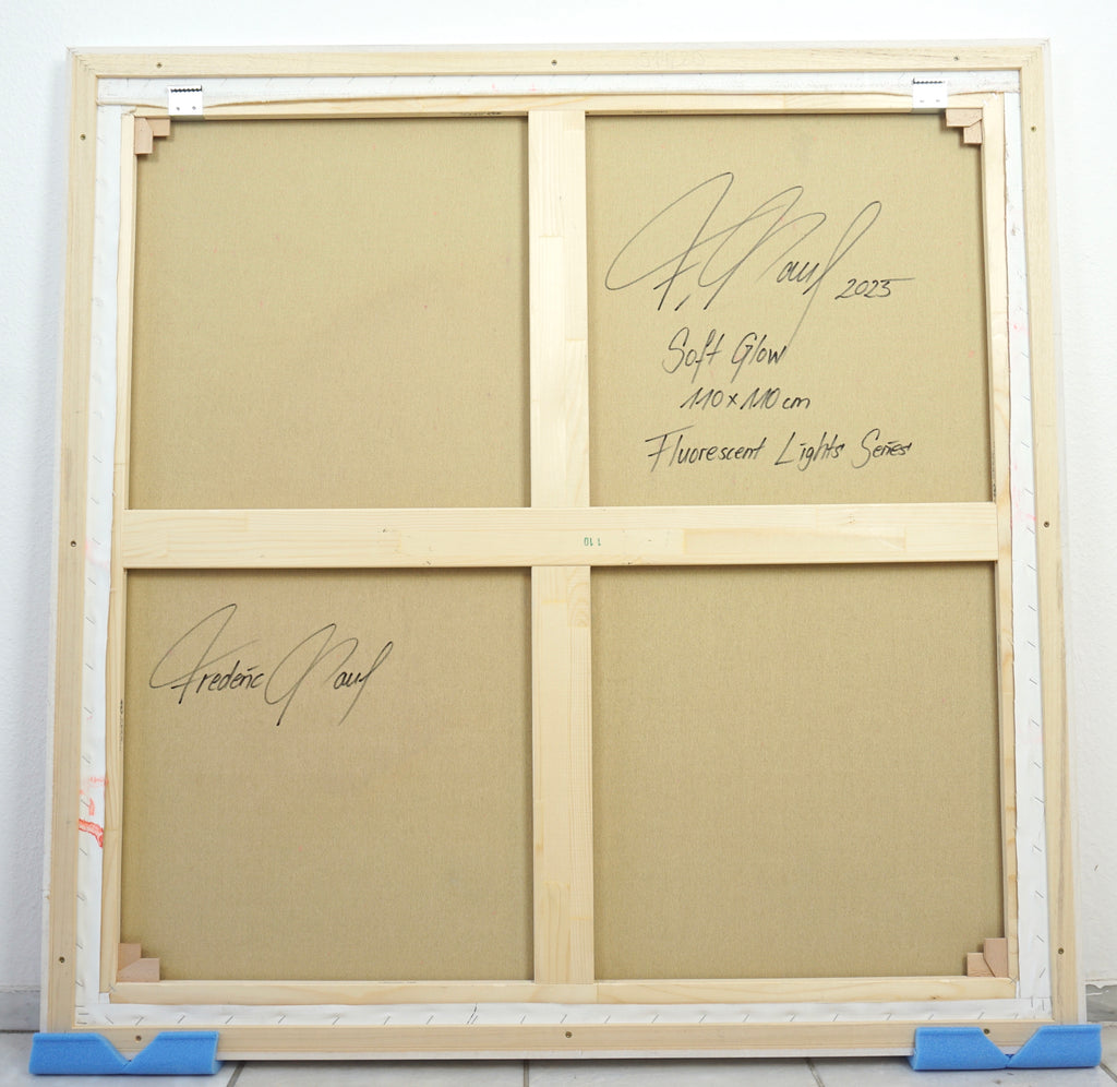 Rückseite der Leinwand mit Signatur des Künstlers, Titel _Soft Glow_ und Maßangabe 110x110