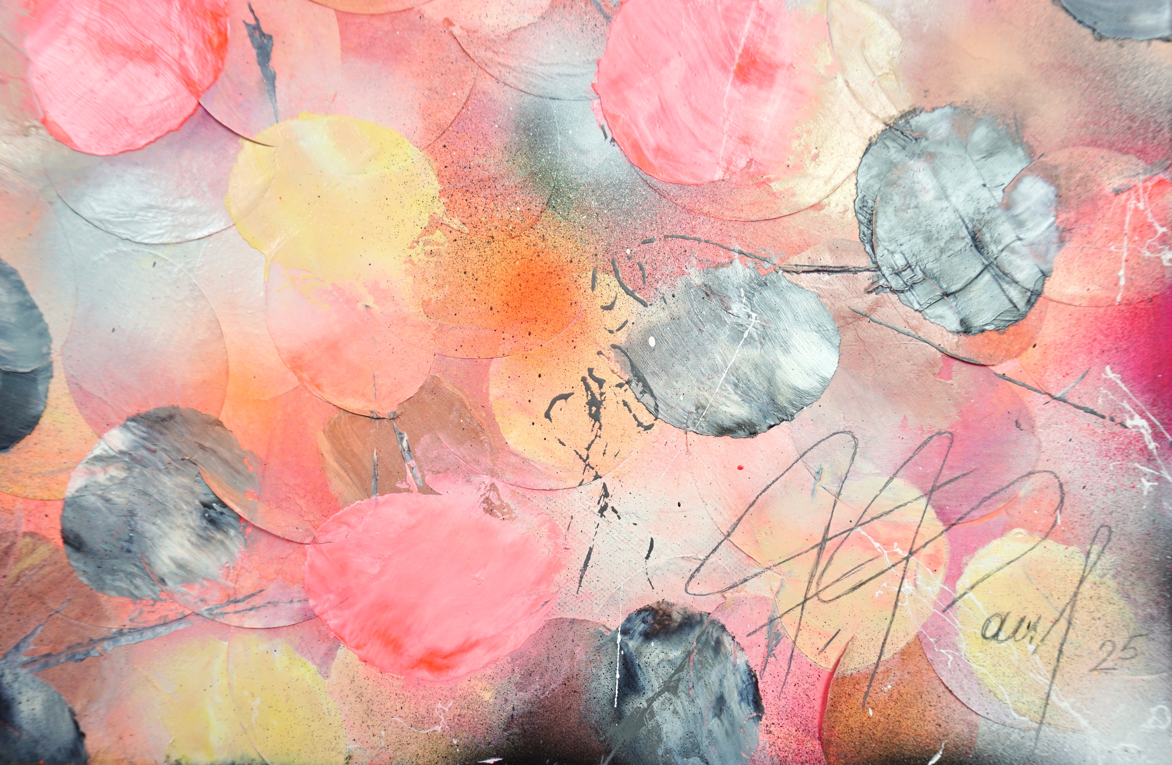 Nahaufnahme der strukturierten Oberfläche mit Reispapier und Signatur des Künstlers unten 