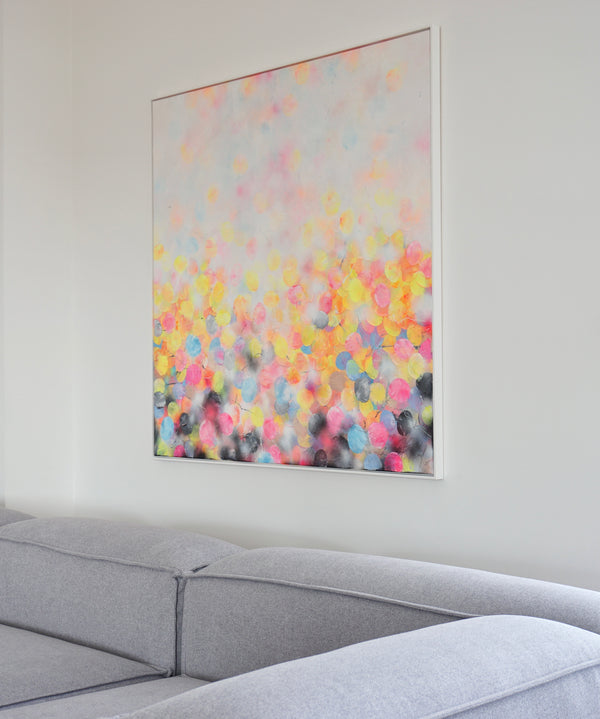 Großformatiges abstraktes Kunstwerk in Gelb Blau Rosa Tönen inszeniert in hellem, modernen