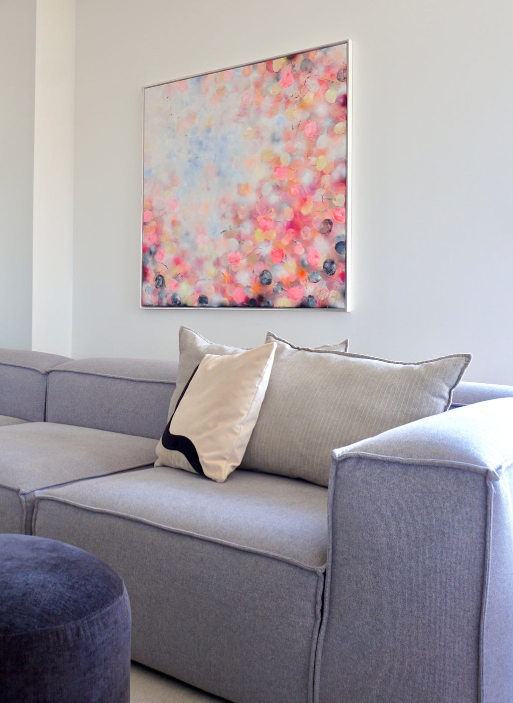 Großformatiges abstraktes Kunstwerk in Neon tönen inszeniert in hellem, modernen Wohnraum.