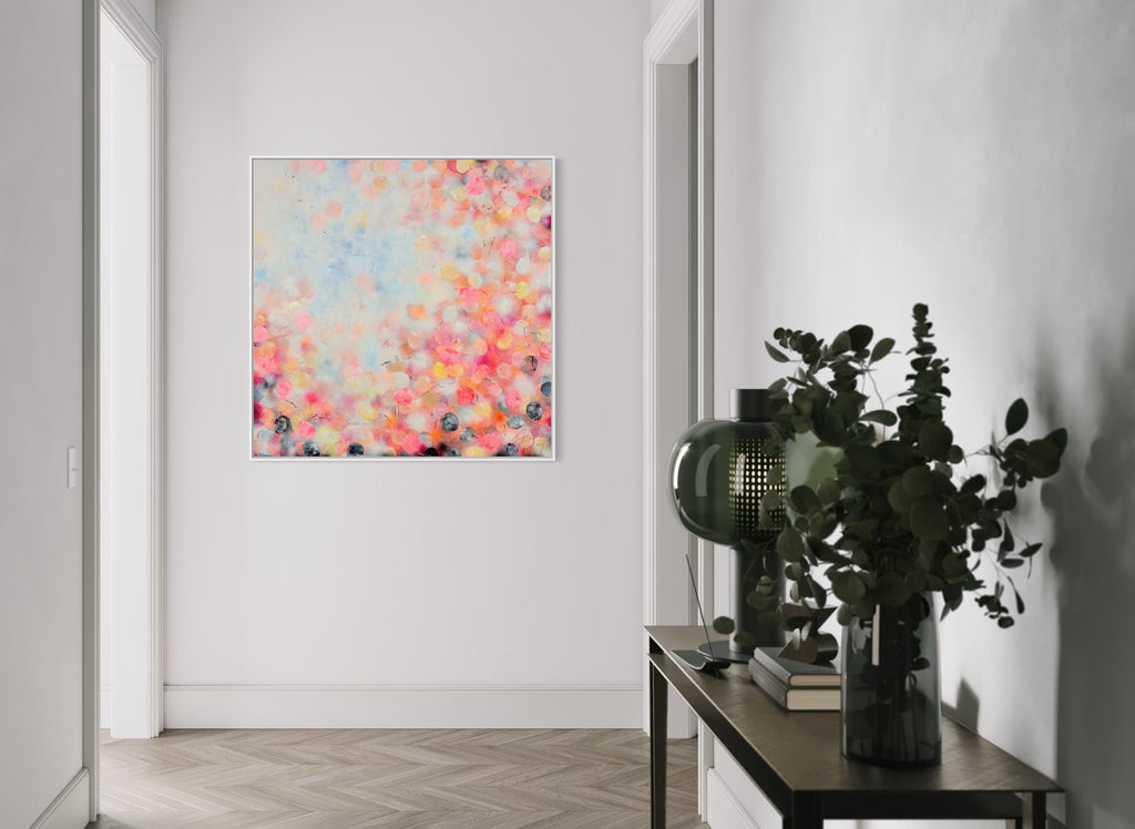 Großformatiges abstraktes Kunstwerk in Neon Rosa tönen inszeniert in hellem, modernen Wohn